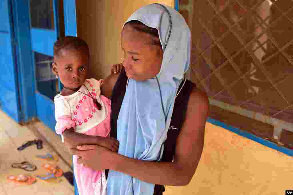 По данным UNICEF, 77% девочек из Нигера выходят замуж до 18 лет, 30% – до 15 лет. Из-за ранних браков и бедности дети, в основном девочки, не могут продолжать обучение в школах, либо вообще их не посещают. Только 52% мальчиков в Нигере посещали хотя бы начальную школу. Но лишь 23% девочек получили образование