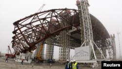 Новы саркафаг (конфайнмэнт) над чацьвёртым энэргаблёкам.