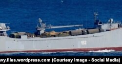Десантный корабль "Николай Фильченков" с военным грузом в Босфорском проливе