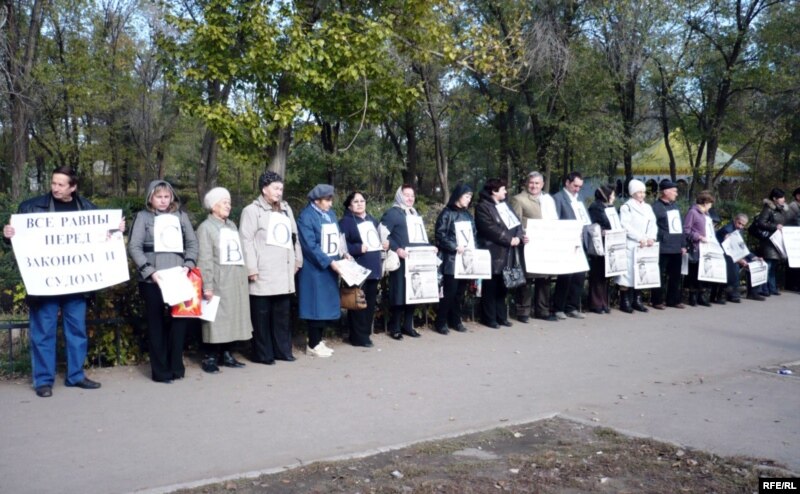 Участники акции протеста в поддержку Евгения Жовтиса. Уральск, 12 октября 2009 года.