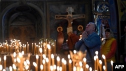 Vjernik u Katedrali Svetog Mihajla u Kijevu povodom Uskrsa, 20. april 2025.