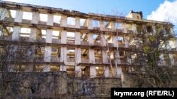 Развалины казармы