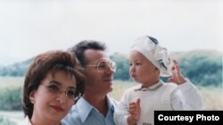 Виктор Храпунов с женой Лейлой и сыном. Алматы, 2000 год.