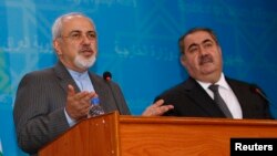 وزير الخارجية العراقي هوشيار زيباري (يمين) ونظيره الإيراني محمد جواد ظريف يتحدثان في مؤتمر صحفي ببغداد.