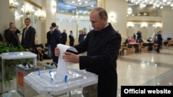 Vladimir Putin votându-și prelungirea mandatelor prezidențiale, în Moscova, 1 iulie