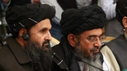 ملاعبدالغنی برادر، رئیس دفتر سیاسی طالبان (چپ)