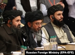 Мулла Барадар (в центре), заместитель лидера талибов и главный переговорщик, на международной мирной конференции в Москве, 18 марта 2021 года