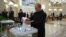 Vladimir Putin votându-și prelungirea mandatelor prezidențiale, în Moscova, 1 iulie