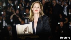 Justine Triet je treća nagrađena redateljica u istoriji festivala u Cannesu.(Rediteljka, dobitnica Zlatne palme za film "Anatomie d'une chute" (Anatomija pada) nakon ceremonije zatvaranja 76. Cannes Film Festivala, Francuska, 27. maja 2023.) 