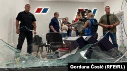 Претседателот на Србија, Александар Вучиќ во една од демолираните канцеларии на СНС, 18 август 2025 година