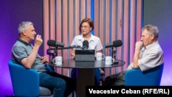 Analiștii politici Igor Boțan (stânga) și Nicolae Negru, invitații permanenți ai Eugeniei Crețu la podcastul „Dincolo de Știri”, în studioul Europei Libere