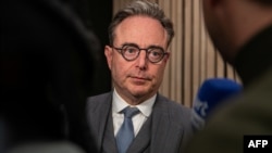 «Маємо брати участь у переговорах, щоб досягти прийнятного миру», – зазначив де Вевер