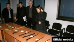 Оружје пронајдено кај ученици при претрес на МВР во Скопје
