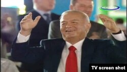 Islom Karimov lazgiga raqsga tushmoqda.