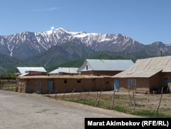 Село Карамык Чон-Алайского района Кыргызстана, расположенное на границе с Таджикистаном. Архивное фото.