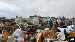 Ljudi ispituju štetu nakon što je tornado prošao kroz Greenfield, Iowa, utorak, 21. maja 2024.