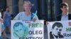 Активіст у Берліні в масці Дональда Трампа серед учасників акції на підтримку Олега Сенцова