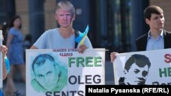 Активіст у Берліні в масці Дональда Трампа серед учасників акції на підтримку Олега Сенцова