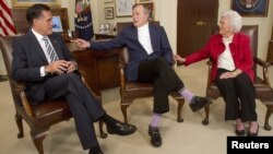 Джордж Буш-старэйшы (у цэнтры) і Барбара Буш сустракаюцца з кандыдатам у прэзыдэнты ад Рэспубліканскай партыі Мітам Ромні падчас выбараў у ЗША ў 2012 годзе.
