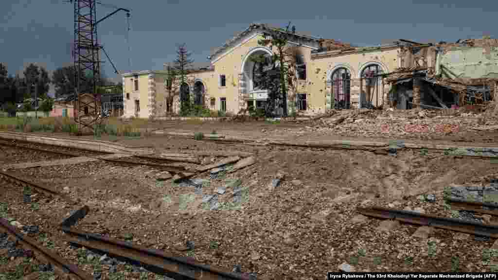 Október 5-én Julia Szviridenko ukrán miniszterelnök a vasútvonalak elleni támadásokra válaszul az ukrán légvédelem megerősítését szorgalmazta. Ez a fotó Kosztantyinivka állomásának romjairól készült