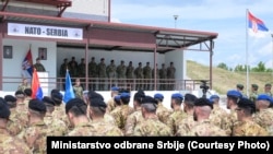 Ushtarë të NATO-s dhe Serbisë gjatë fillimit të stërvitjeve të përbashkëta usharake pranë Bujanocit, 12 maj 2026.