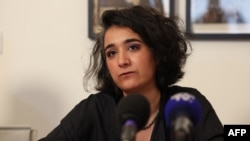 شیرین اردکانی، وکیل نرگس محمدی، در کنفرانس خبری روز ۱۵ اردیبهشت در پاریس