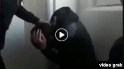 Скриншот видео с избиением подростка.