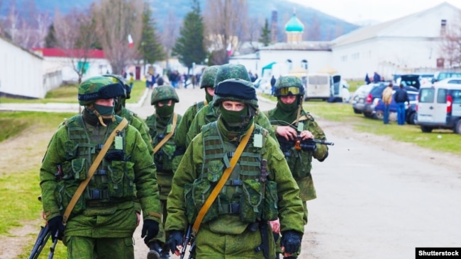 Російські військові в Перевальному під Сімферополем, 5 березня 2014 року