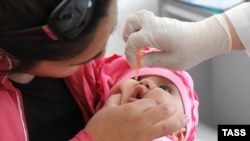 Ребенку вводят вакцину от полиомиелита.