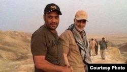 یکی از تصاویر منتشر شده در اینترنت که گفته می‌شود در آمرلی گرفته شده است (سلیمانی در راست همراه یک نیروی عراقی)