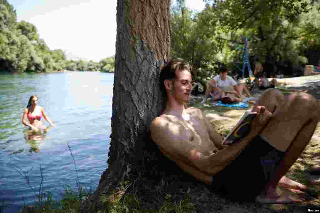Stanovnici Podgorice i turisti na obalama rijeke Zete traže spas od vrućina, Crna Gora, 3. jula 2025.