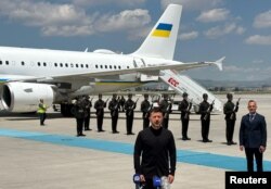 Володимир Зеленський робить заяву для преси на летовищі «Есенбога» в Анкарі, прибувши 15 травня на переговори з турецьким президентом Реджепом Таїпом Ердоганом в турецькій столиці