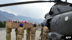 Pakistani soldiers load the coffin of the Norwegian ambassador into an army helicopter. 