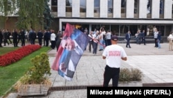 Пратеници, функционери, вработени и поддржувачи на Милорад Додик пред зградата на Народното собрание на Република Српска во Бања Лука, 22 август 2025 година.