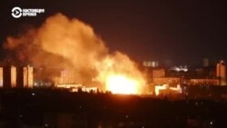 Жители дома в Киеве, в который попала российская ракета, рассказывают об обстреле