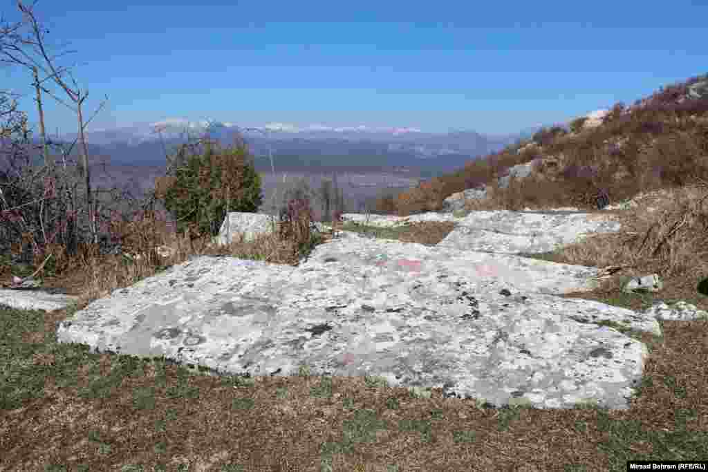 U nekropolama na platou Podveležja, nisu svi stećci građeni od kamena istog kvaliteta. Slab kvalitet kamena je u nekropoli kod sela Dobrč. &ldquo;Vremenom je značajno oštećen, ali ne od ljudske ruke, nego uslijed atmosferskih prilika, te je veliki broj stećaka na tom lokalitetu potonuo u zemlju&rdquo;, objasnio je za RSE doc.dr. Adis Zilić, profesor srednjovjekovne historije na Fakultetu humanističkih nauka Univerziteta &ldquo;Džemal Bijedić&rdquo;, autor knjige &ldquo;Stećci Podveležja&rdquo; iz 2016. godine.