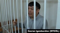 Қазақстандық оппозициялық белсенді әрі блогер Мұратбек Тұңғышбаев Бішкектегі сотта отыр. 19 маусым 2018 жыл.