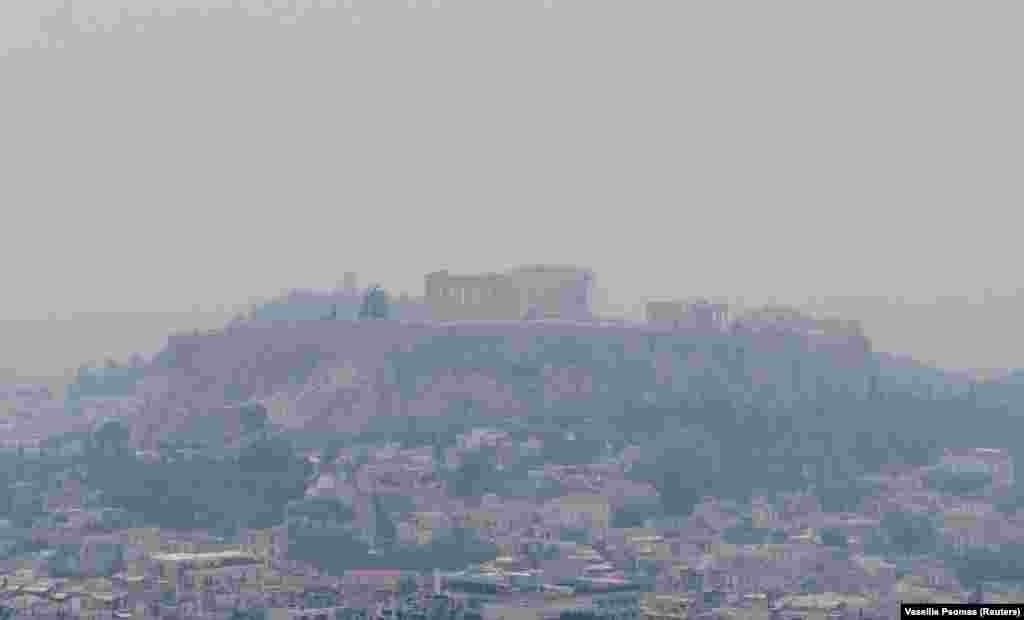 A füst már Athént is elérte. Az egészségügyi minszter azt kérte a fővárosiaktól, hogy ne sportoljanak és ne tartózkodjanak sokat a szabad téren.&nbsp;