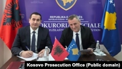 Kryeprokurori i Prokurorisë Speciale të Kosovës, Blerim Isufaj (djathtas), e pret në një takim pune drejtuesin e Strukturës së Posaçme Kundër  Korrupsionit dhe Krimit të Organizuar, Klodjan Braho, Prishtinë, 9 mars 2026.