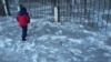 Потемневший снег во дворе дома в Темиртау. Карагандинская область, 7 января 2018 года. 