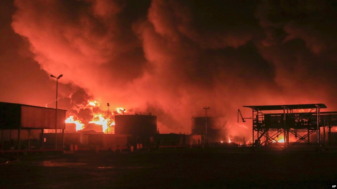 Rezervoarele de petrol ard în portul din Hodeidah, Yemen (imagine de arhivă, din luna iulie 2024)