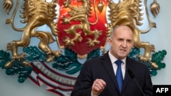 Președintele Bulgariei, Rumen Radev, anunțându-și planurile de demisie într-un discurs televizat, în seara de 19 ianuarie, 2026.