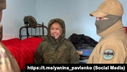 Янина Павленко с российскими военнослужащими во время полномасштабного вторжения РФ в Украину, февраль 2025 года