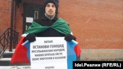 Рафик Каримуллин, член татарского молодежного объединения «Азатлык», проводит пикет у здания консульства Китая в Казани. 21 ноября 2018 года.