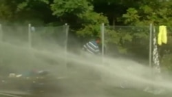 Вугорская паліцыя ўжыла вадамёты супраць мігрантаў на мяжы з Сэрбіяй