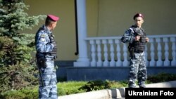 Бійці спецпідрозділу міліції біля резиденції Президента Віктора Януковича, червень 2011 року