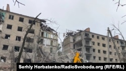 U Slavjansku, u istočnom regionu Donjecka, ruske snage su u ranim jutarnjim satima pogodile stambeno naselje avionskim bombama FAB-250, pogodivši dve stambene zgrade, navode lokalne vlasti.