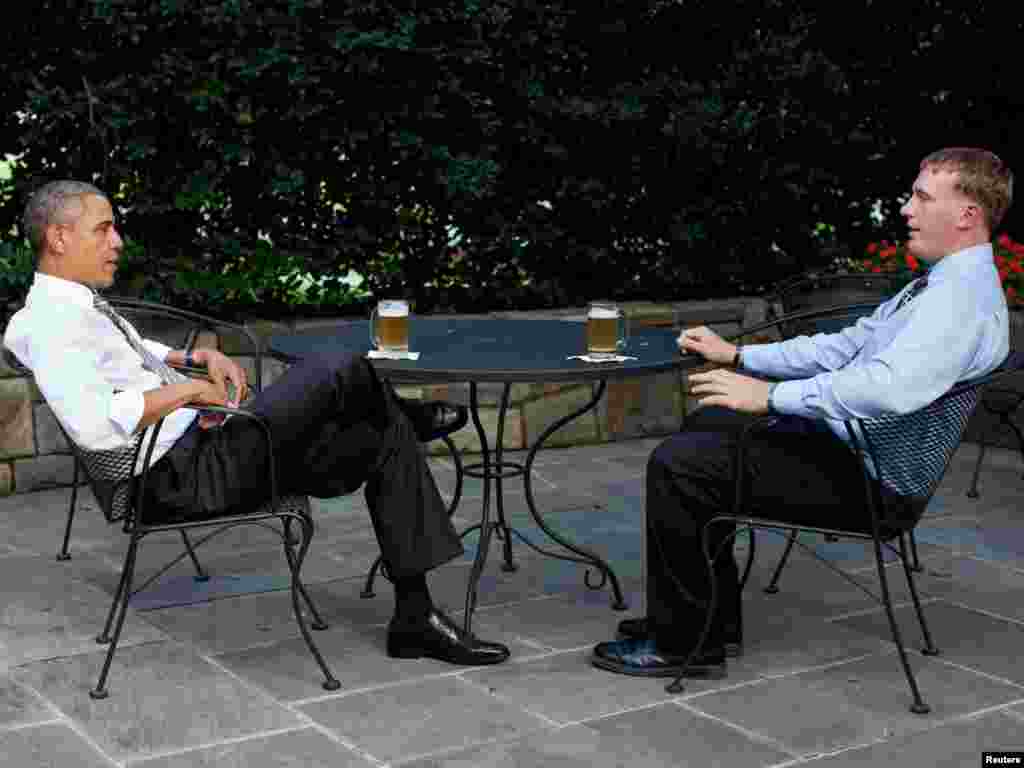 SAD - Predsjednik Barack Obama i marinac Dakota Meyer piju pivo u vrtu Bijele kuće. Meyer je odlikovan Ordenom časti za sudjelovanje u afganistanskoj misiji, 14.09.2011. Foto: Reuters / Pete Souza 