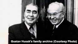 Sovet lideri Leonid Brejnev bə Çexoslovakiya Kommunit Partiyasının lideri Qustav Husak 1977-ci ildə Moskvada