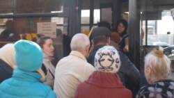 Жители Славянска пытаются попасть в троллейбус